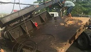 Đế nhồi cọc bê tông hơn 100 tấn rơi xuống đường nhiều người hú vía