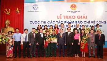 Trao giải cuộc thi tác phẩm báo chí về công tác giảm nghèo