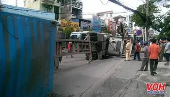 Xe container lật nghiêng trước trung tâm văn hóa quận 12