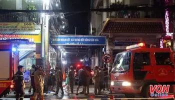 Cháy, nổ nhà 4 tầng, khách trong quán ăn bỏ chạy tán loạn