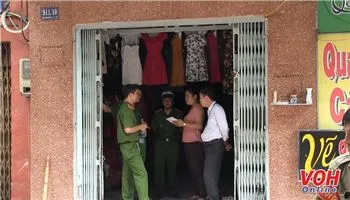 Hai vợ chồng mắc kẹt trong căn nhà cháy, cửa khóa trái