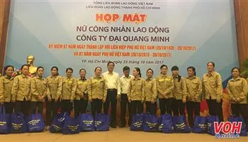Tặng quà 225 nữ công nhân tại các công trình xây dựng