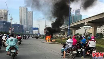 Xe máy đang chạy bất ngờ bốc cháy trên xa lộ Hà Nội