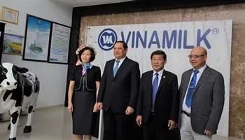 Phó thủ tướng Lào thăm nhà máy sữa Việt Nam