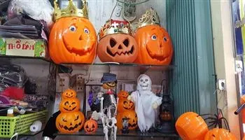 Giá cả thị trường hôm nay 29/10: Đồ chơi Halloween phong phú