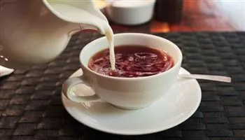 Cho sữa vào trà có tốt hay không?