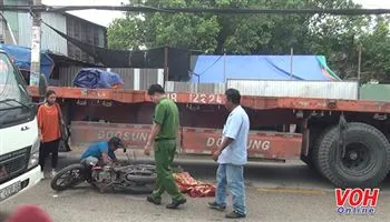 Va quẹt xe máy, nữ sinh bị xe đầu kéo cán tử vong