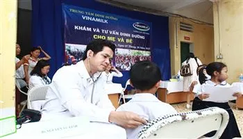 Vinamilk chia sẻ khó khăn với các hộ nghèo bị ảnh hưởng do lũ tại Hà Nội