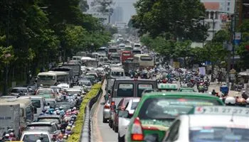 CSGT xử lý hàng rong, taxi Grab, Uber đậu trên đường Trường Sơn để tránh kẹt xe