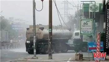 Xe bồn bốc cháy trước cây xăng, nhiều người hốt hoảng bỏ chạy