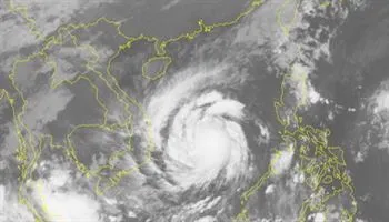 Bão số 12 đang di chuyển nhanh và mạnh lên, giật cấp 13