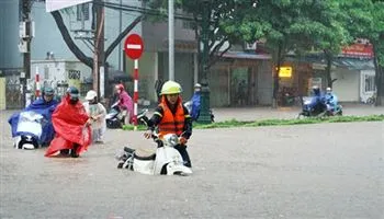 Bão vừa tan, lũ lên khẩn cấp