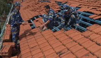 Cảnh sát biển 3 giúp dân khắc phục hậu quả do bão số 12