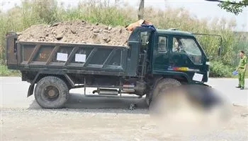Xe máy đối đầu xe ben, nam thanh niên tử vong