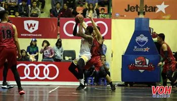 Thanglong Warriors thắng đậm Hanoi Buffaloes, đặt 1 chân vào chung kết