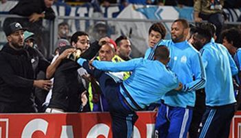 Evra nhận án phạt nặng từ UEFA lẫn Marseille