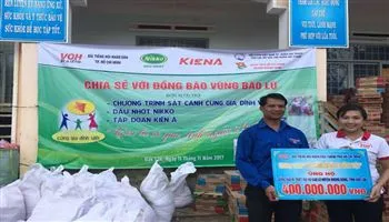Trao tặng hơn 400 triệu đồng cho bà con thiệt hại do bão số 12 tại tỉnh Đắk Lắk