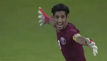 Làm thủ môn bắt đắc dĩ, thủ quân Qatar trở thành người hùng