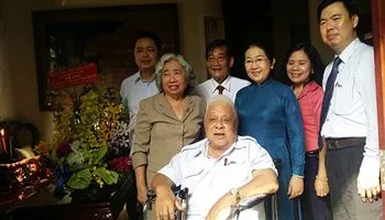 Lãnh đạo TPHCM  thăm nhà giáo lão thành 