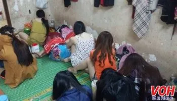 Phát hiện hàng trăm tiếp viên ăn mặc hở hang tại các nhà hàng khu trung tâm