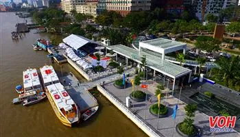 Người dân TPHCM phấn khởi trải nghiệm tuyến buýt đường sông đầu tiên