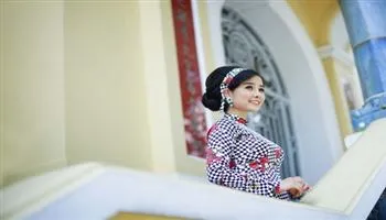 Bà mẹ một con Khánh Hiền khoe dáng với áo dài cổ điển