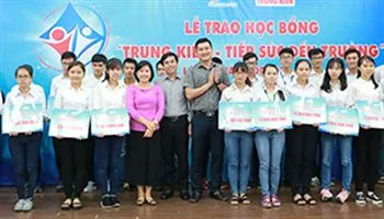 Trao 200 suất học bổng tiếp sức đến trường cho sinh viên