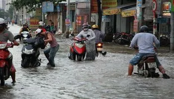 TPHCM ngập nhiều nơi do triều cường vượt báo động 3