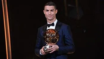 ​Đoạt quả bóng vàng thứ 5, Ronaldo cân bằng thành tích với Messi