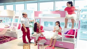 Gia đình Minh Khang – Thuý Hạnh tay trong tay mua sắm mùa Giáng sinh