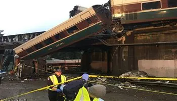 Tàu Amtrak trật ray rơi xuống đường có thể do chạy quá nhanh