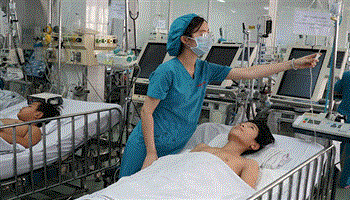 Phẫu thuật thành công bướu hạch thần kinh khổng lồ khiến bé trai bị liệt 2 chân