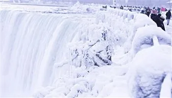 Thác Niagara ở biên giới Mỹ-Canada đóng băng dưới nhiệt độ -67 độ C