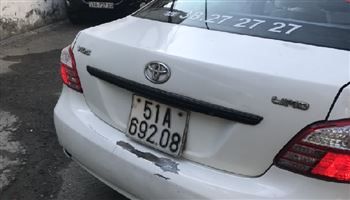 Tài xế taxi quay đầu xe sai luật trong hẻm, còn chửi bới chủ nhà