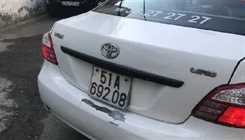 Tài xế taxi quay đầu xe sai luật trong hẻm, còn chửi bới chủ nhà