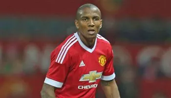 Ashley Young bỏ lỡ 3 trận đấu tới của MU vì đánh chỏ đối thủ