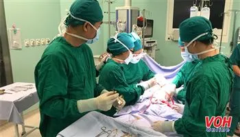 [Kỳ diệu] Cứu sống bé gái bị miểng sành ghim cắt đứt vùng cổ