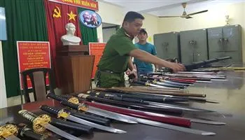 Tàng trữ hung khí, công cụ hỗ trợ... bán kiếm lời