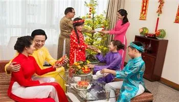 Người lớn cũng được nhận lì xì đầu năm mới