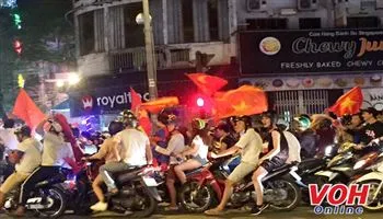 CĐV đổ ra đường ăn mừng chiến thắng lịch sử của U23 Việt Nam
