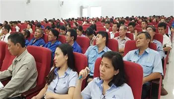 Công nhân lao động học tập Nghị quyết Trung ương 6 khóa XII
