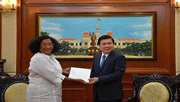 Chủ tịch Nguyễn Thành Phong tiếp Tổng Lãnh sự Cuba tại TPHCM Indira Lopez Arguelles