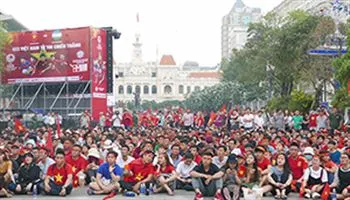 Người dân TPHCM cháy hết mình cùng U23 Việt Nam trận chung kết Uzbekistan