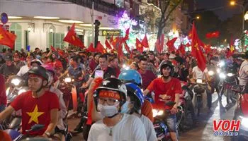 Người hâm mộ vẫn ra đường ăn mừng dù U23 Việt Nam thua trận