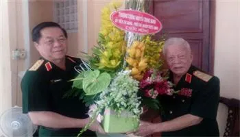 Trao huy hiệu 70 năm tuổi Đảng cho Trung tướng Lê Nam Phong