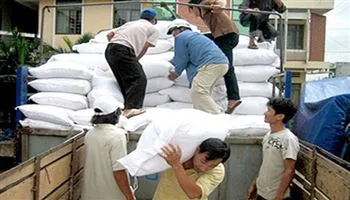 Xuất gạo hỗ trợ nhân dân Nghệ An bị mất mùa năm 2017