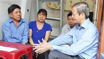 Phó Chủ tịch UBND TPHCM Lê Văn Khoa thăm và chúc Tết các hộ gia đình nghèo ở Thủ Đức