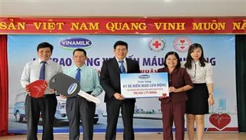 Vinamilk tặng xe hiến máu 1 tỷ đồng cho trung tâm hiến máu nhân đạo TPHCM