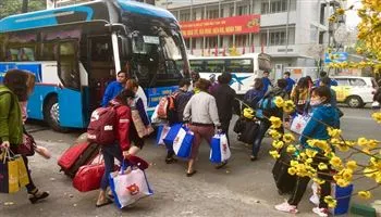 TPHCM đưa 1.000 công nhân về quê đón Tết Mậu Tuất 2018