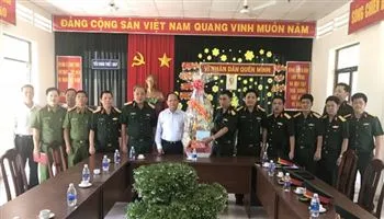 Phó Bí thư Thường trực Thành ủy Tất Thành Cang thăm và chúc tết các đơn vị tại thành phố